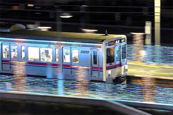 京王よみうりランド駅でイルミネーション装飾を実施