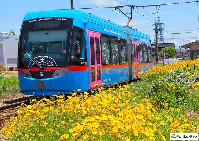 万葉線，「ドラえもんトラム」を高岡駅で展示
