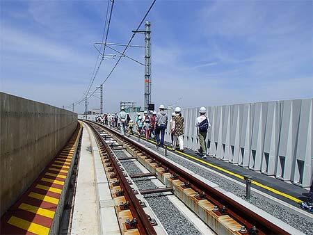 2016（平成28）年に高石駅～羽衣駅で行なわれた高架ウォークのようす
