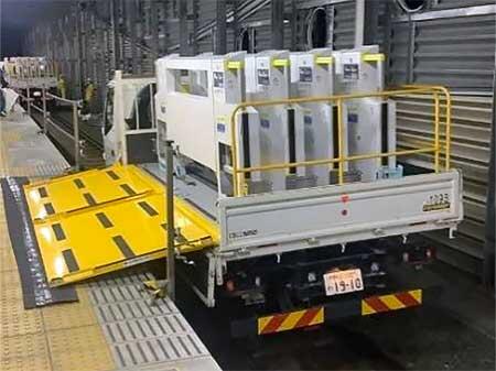 ホームドア搬入の様子