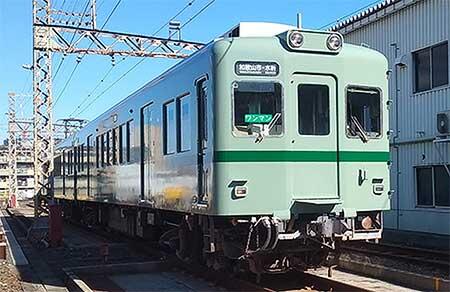 約30年前の「オリエンタルグリーンの車体にエメラルドグリーンの帯」を施した2200系（当時22000系）