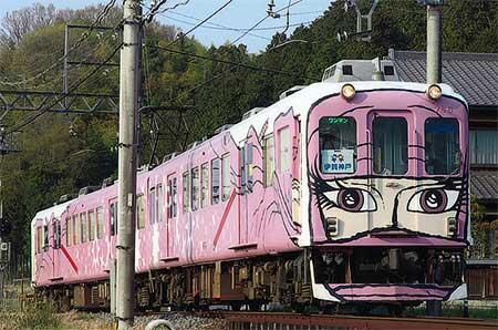 伊賀鉄道，860系の「行先板」レプリカを200系「ピンク忍者列車」に掲出