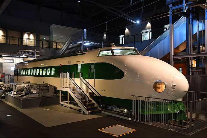 鉄道博物館で200系新幹線（222-35）の運転室を公開