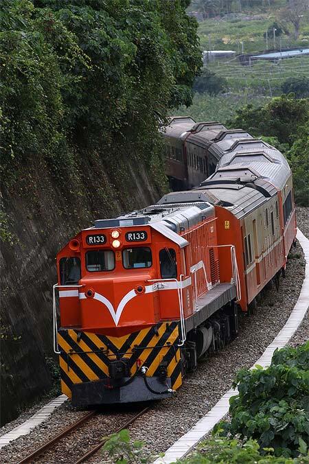 廣田兼一写真展「台灣鐡道紀行 R100柴電機車と友に」を街々書林ギャラリーで開催