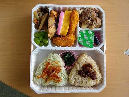 「握り飯の幕の内弁当」