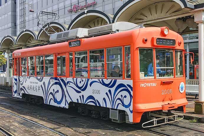 伊予鉄市内線で「砥部焼電車」運転
