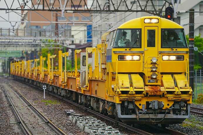 キヤ97系200番台が日中に走行