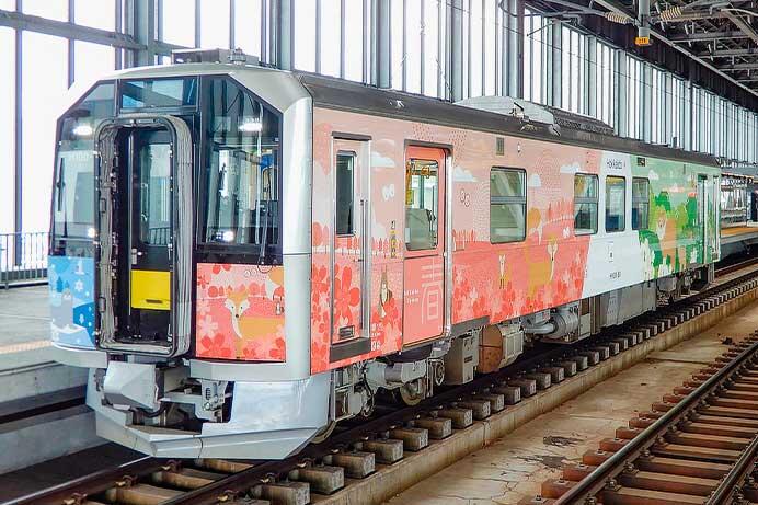 旭川駅でH100形ラッピング車両の車両見学会