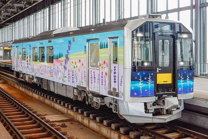 旭川駅でH100形ラッピング車両の車両見学会