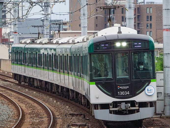 京阪13000系に「三井アウトレットパーク大阪門真」ヘッドマーク