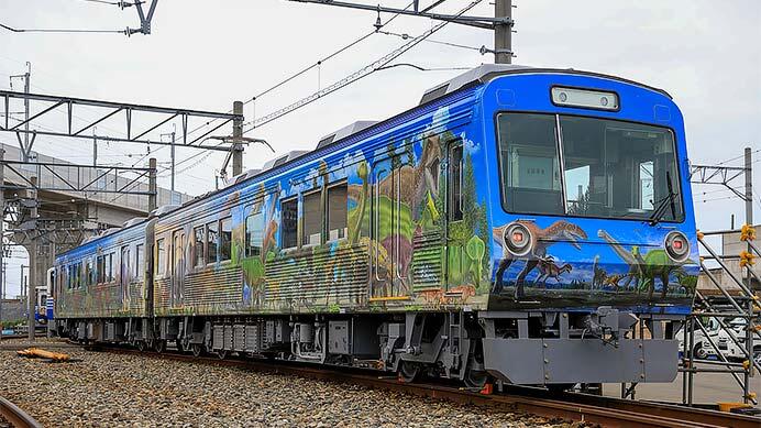えちぜん鉄道で「新恐竜列車」の内覧会ツアー