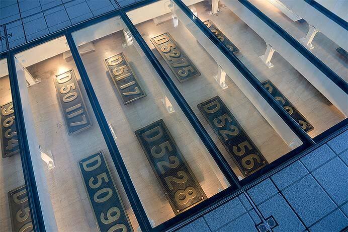 鉄道博物館 メインエントランスに貨物用蒸気機関車ナンバープレート展示