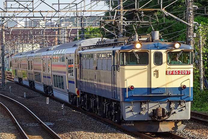 E235系1000番代グリーン車が甲種輸送される