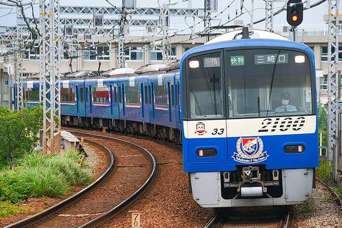 京急で「F・マリノススポーツパーク号」運転中