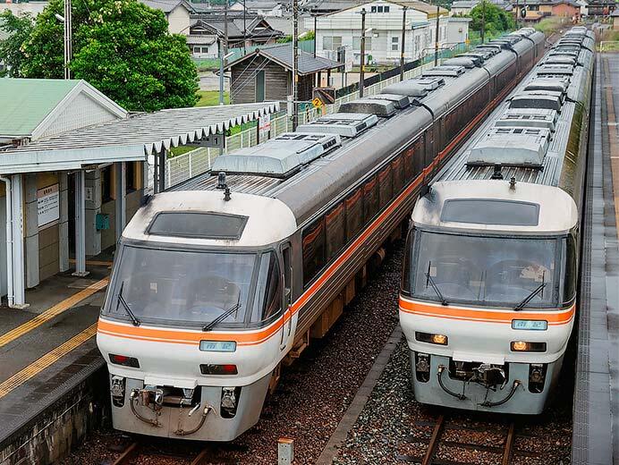 増結され5両編成となった特急“南紀”5号・6号が栃原で並ぶ