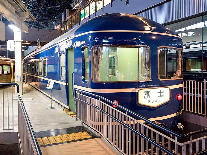 鉄道博物館で展示車両にヘッドマーク・バックサイン掲出