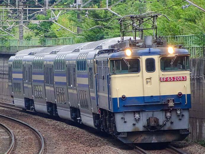 E235系グリーン車4両が甲種輸送される