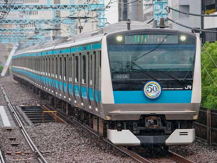 E233系に根岸線全線開業50周年記念ヘッドマーク