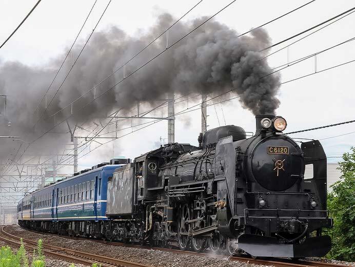 C61 20，12系客車・EF64 1053とともに上越線で試運転