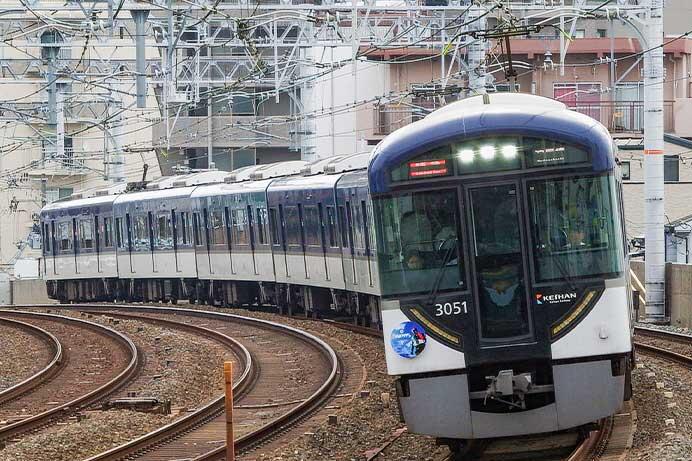 京阪で「THE 仮面ライダー展」開催記念ヘッドマーク