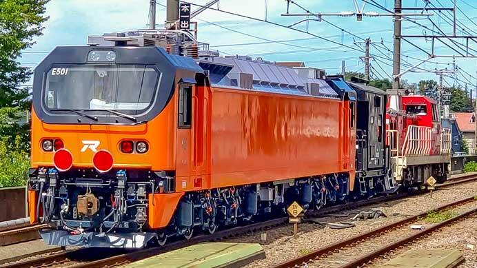 台湾鉄路管理局E500形が甲種輸送される