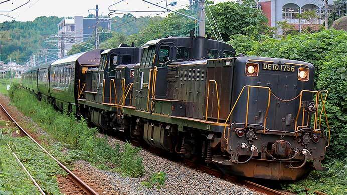 「ななつ星in九州」をDE10形の重連がけん引