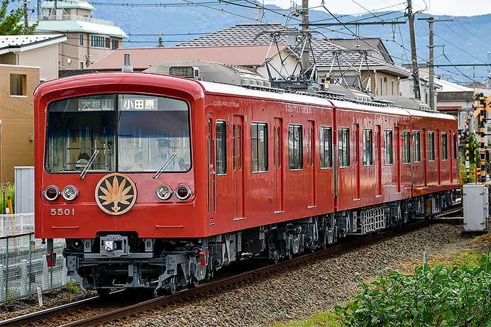 大雄山線で「天狗電車」の運転開始