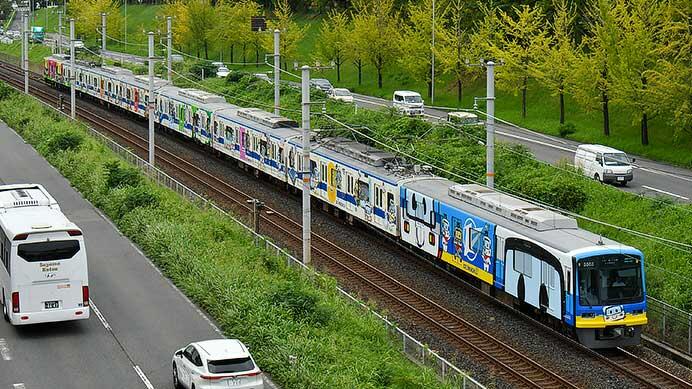 泉北高速鉄道5000系に「せんぼくん」と「鉄道むすめ」ラッピング｜鉄道