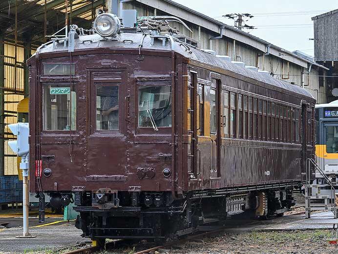 クモハ42001，外観が補修され展示される