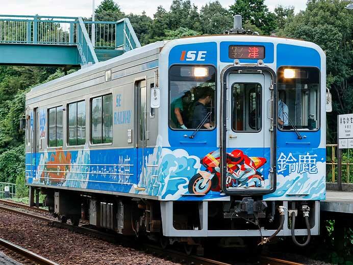 イセⅢ形に「国鉄伊勢線開通50周年記念・2023日本グランプリ記念」ラッピング・ヘッドマーク