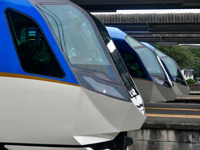 賢島で近鉄特急「しまかぜ」3編成が並ぶ