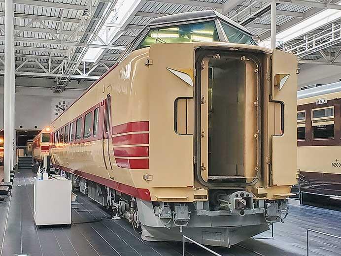 リニア・鉄道館の381系の貫通扉が開いた状態で公開される