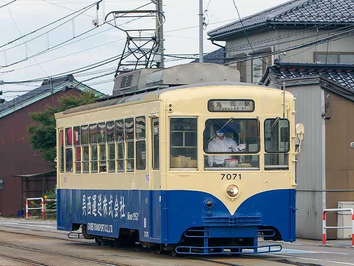 万葉線デ7071に運輸会社の広告