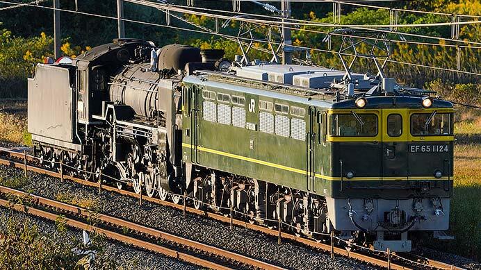 EF65 1124がD51 200をけん引