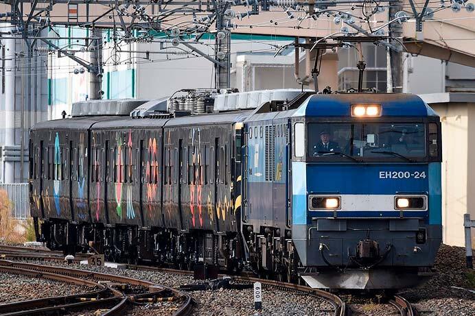 「とやま絵巻」が甲種輸送される