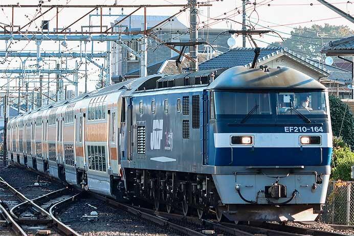 中央快速線用のE233系グリーン車8両が甲種輸送される