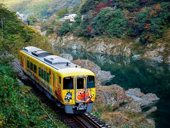 「きいろいアンパンマン列車」2804号車が多度津工場から出場