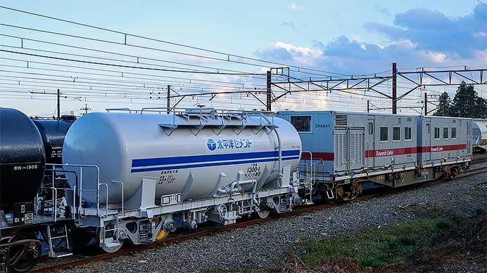 三岐鉄道ED452＋ED453に「タキ1300 祝 初入線」記念ヘッドマーク
