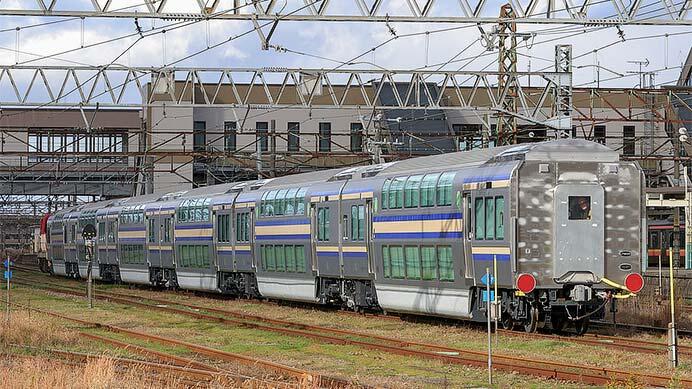 E235系1000番代グリーン車6両が甲種輸送される