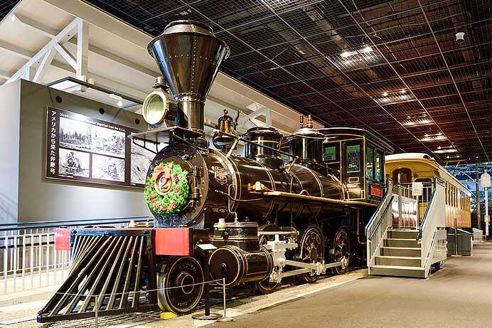 鉄道博物館で展示車両にクリスマス装飾