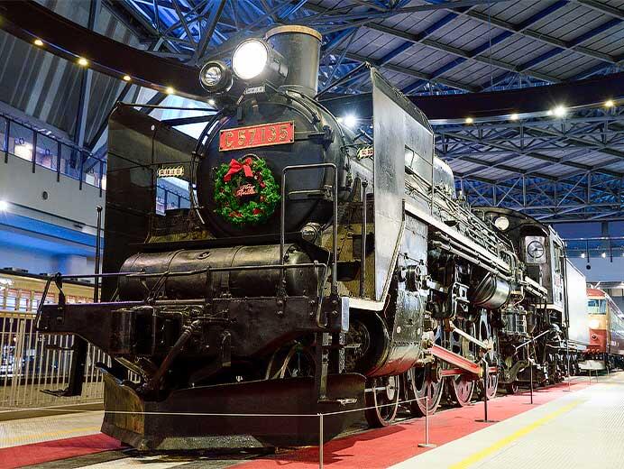 鉄道博物館で展示車両にクリスマス装飾