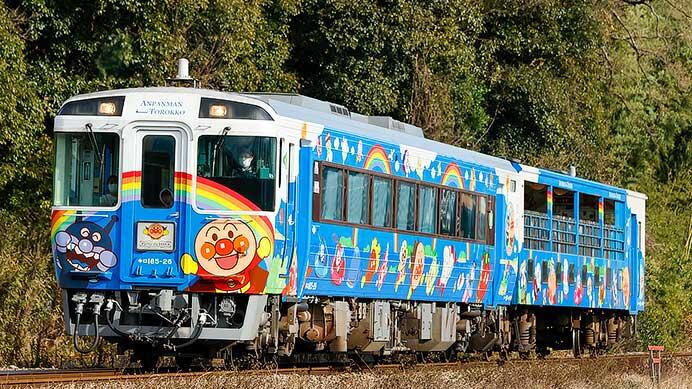 高徳線で「アンパンマントロッコクリスマスツアー」開催