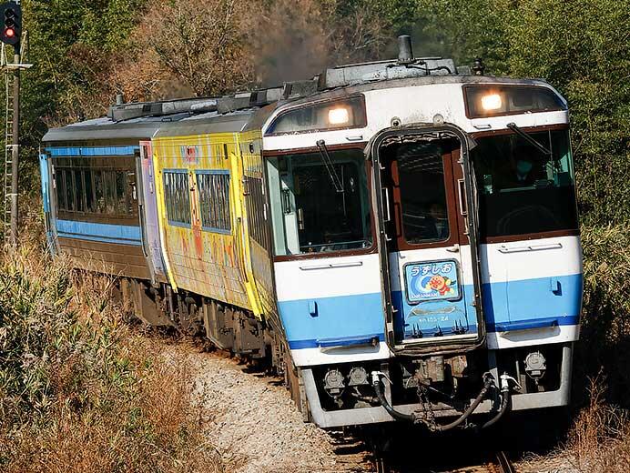 「ゆうゆうアンパンマンカー」が冬休み期間中，毎日運転を開始