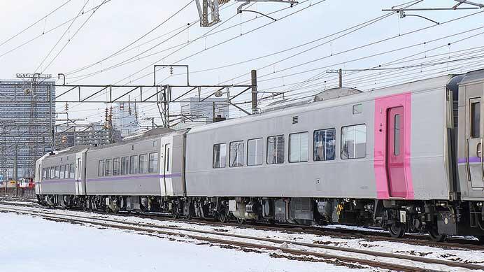 特急“とかち”に「はまなす」編成のキハ260-5301が増結される