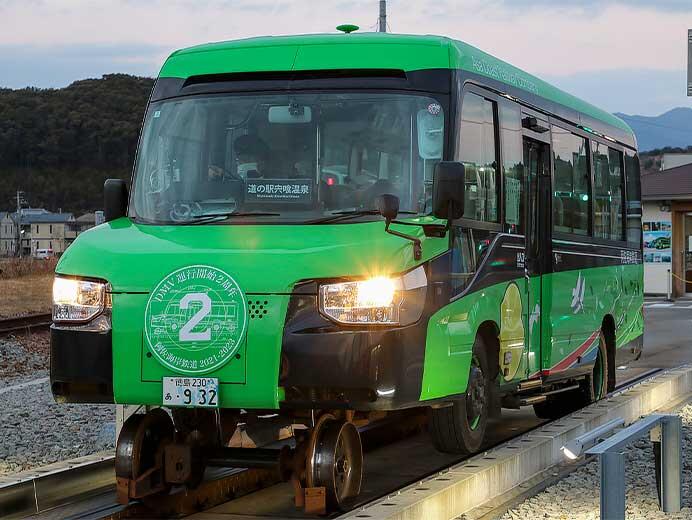 「DMV」に2周年ヘッドマーク