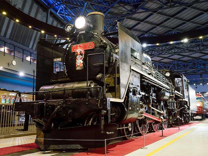 鉄道博物館で展示車両にお正月飾り