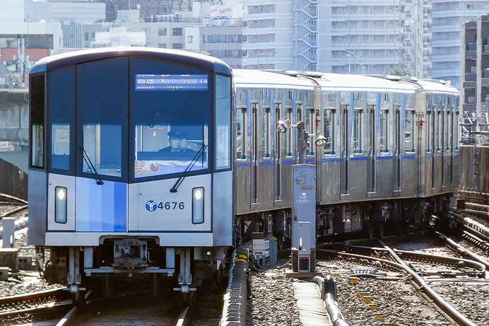 横浜市営地下鉄で正月ヘッドマーク