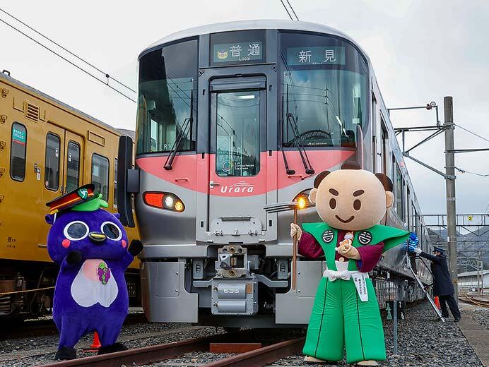 新見列車区構内で227系500番代の見学会