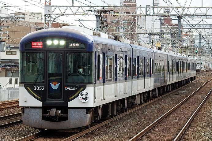 京阪3000系に「東京卍リベンジャーズ描き下ろし新体験展」開催記念ヘッドマーク