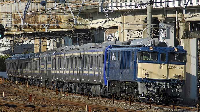 E235系1000番代F-34編成が配給輸送される